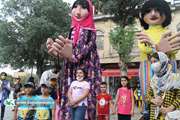 شادپیمایی عروسک‌های بلندقامت کانون در شهر همدان